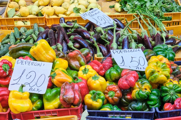 Peperoncini e melanzane per la vendita al mercato