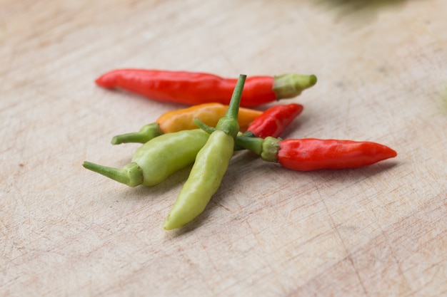 Peperoncini freschi sul tagliere di tavola di legno