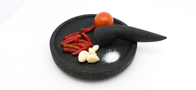 Peperoncini rossi Aglio Pomodoro e sale su ingredienti indonesiani Sambal Tomat in ceramica