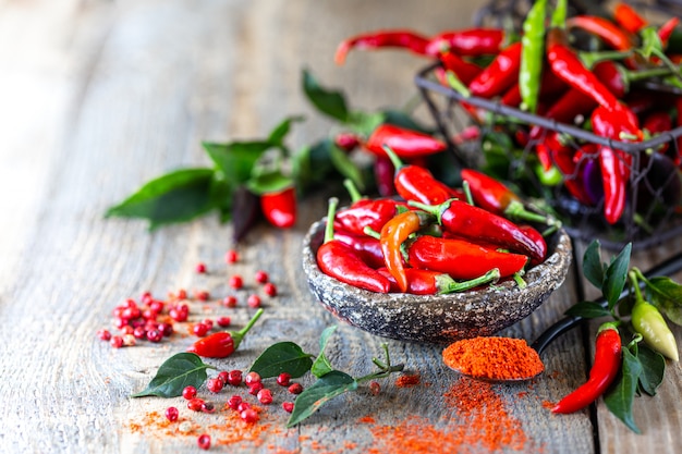 Peperoncini rossi come ingrediente in uno spuntino vegetariano di harissa. Adjika tradizionale casalinga della cucina tunisina e araba.