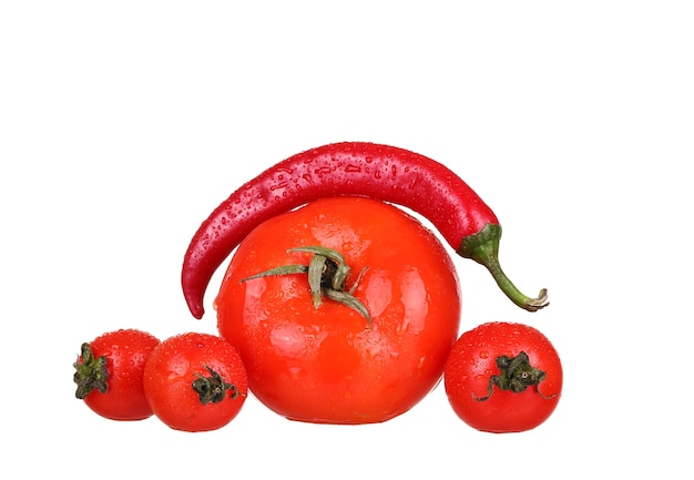 Peperoncini rossi con pomodori rossi isolati sulla superficie bianca