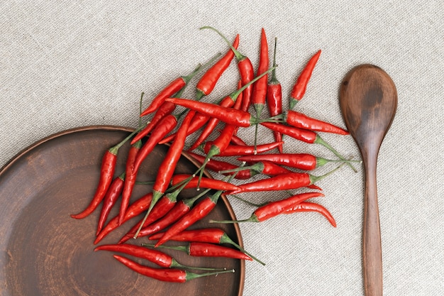 Peperoncini roventi sparsi dal piatto sulla tavola.