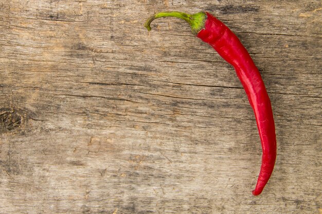 Peperoncini roventi sulla tavola di legno rustica. Vista dall'alto con copia spazio