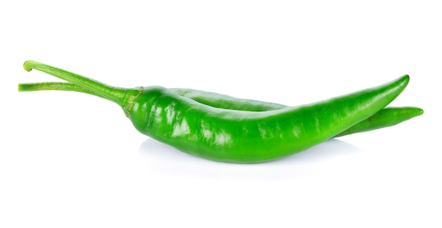 Peperoncino caldo verde su bianco