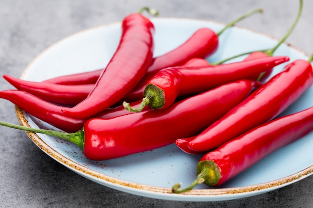 Peperoncino di cayenna su sfondo grigio