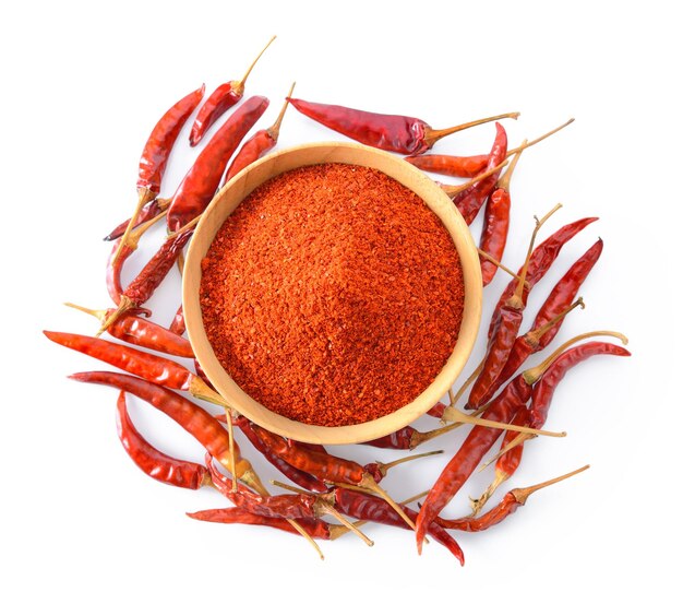 Peperoncino di Cayenne in una ciotola di legno su sfondo bianco