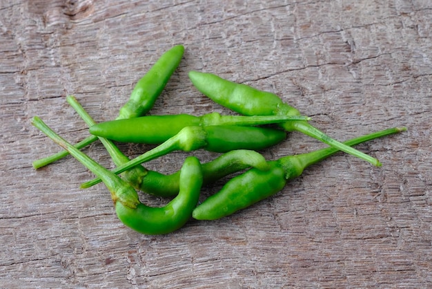 Peperoncino isolato su sfondo di legno Peperoncino verde