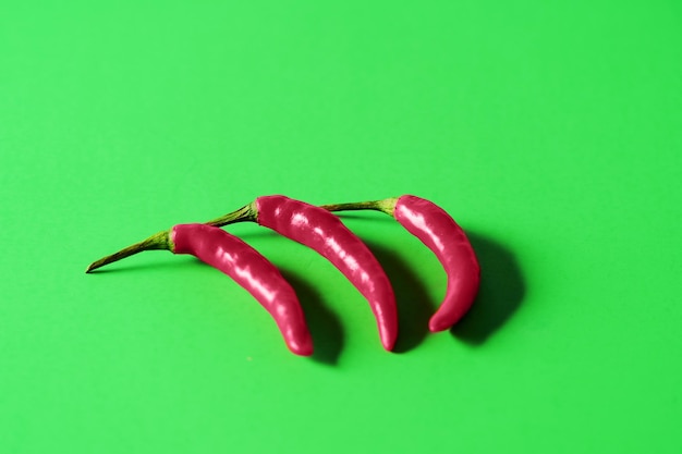 Peperoncino piccante fresco rosso sulla vista superiore del fondo verde