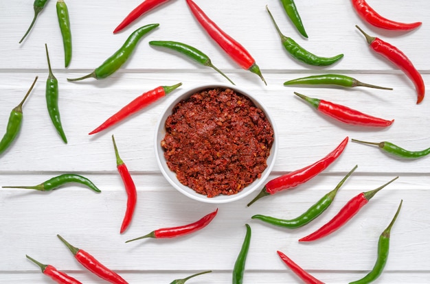 Peperoncino piccante Salsa rossa sulla tavola bianca. Adjika o ajika nella cucina georgiana o harissa nella cucina araba.