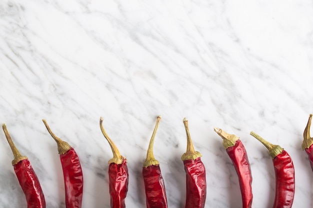 Peperoncino piccante su fondo di pietra con lo spazio della copia