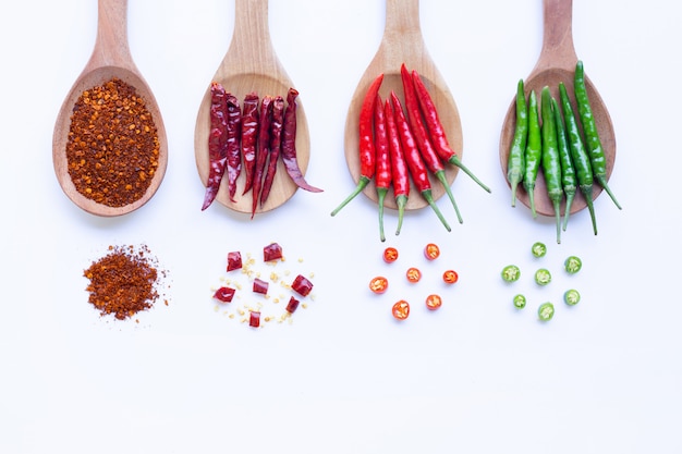 Peperoncino piccante su sfondo bianco.