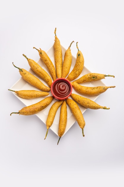 Peperoncino ripieno Pakora o mirchi pakoda o mirchi vada, uno spuntino estremamente delizioso e appetitoso del popolo pakistano e indiano