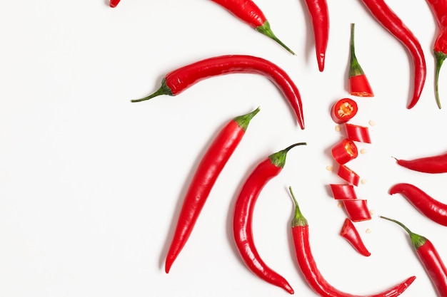 Peperoncino rosso affettato disposto su fondo liscio