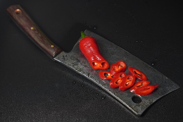 Peperoncino rosso affettato sul coltello fatto a mano