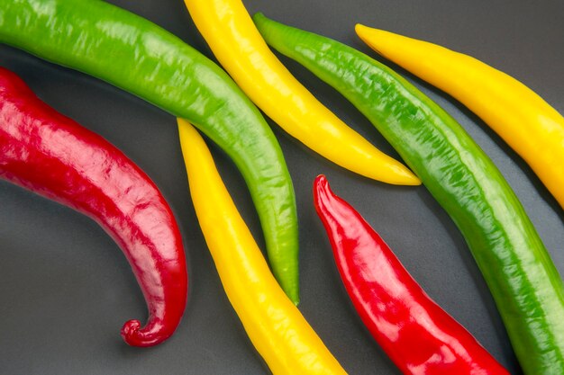 Peperoncino rosso caldo giallo, rosso e verde su un piatto. Pepe. Alimento vitaminico vegetale.