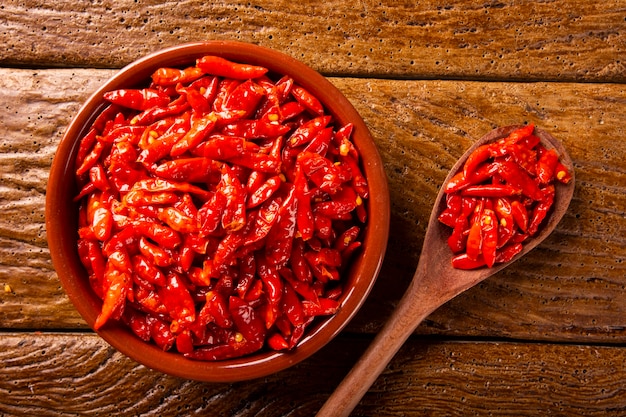 peperoncino rosso caldo su fondo in legno, termine latino Capsicum frutescens, Malagueta.