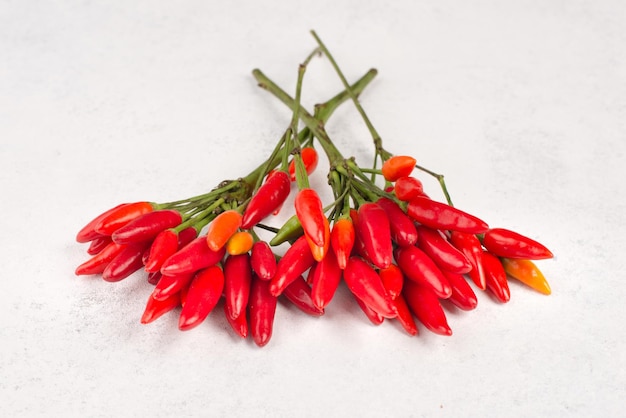 Peperoncino rosso caldo su sfondo bianco testurizzato, ingredienti per cibi piccanti, spazio per la copia