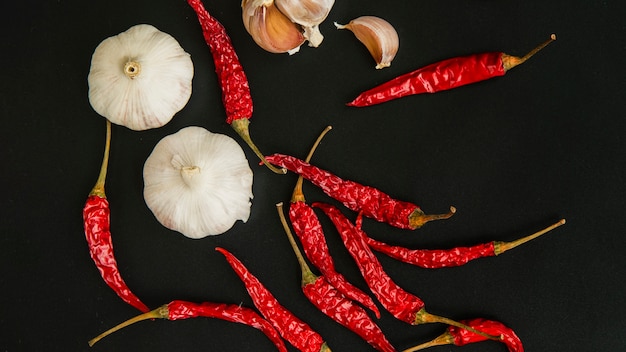 Peperoncino rosso e aglio su sfondo nero