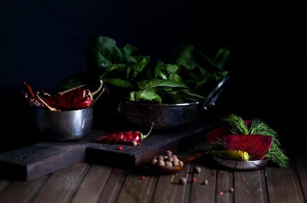 Peperoncino rosso e foglie di spinaci