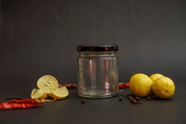 Peperoncino rosso e limone su sfondo nero