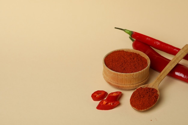 Peperoncino rosso e polvere su beige