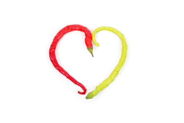 Peperoncino rosso e verde a forma di cuore