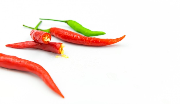 peperoncino rosso e verde su sfondo bianco, pepe, paprika