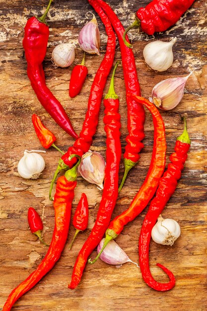 Peperoncino rosso ed arancio con la cottura dell'aglio