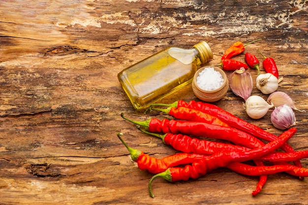 Peperoncino rosso ed arancio con la cottura dell'aglio