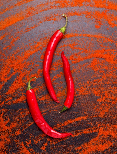 Peperoncino rosso fresco sul nero