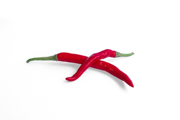 Peperoncino rosso in isolamento su uno sfondo bianco concetto minimalista