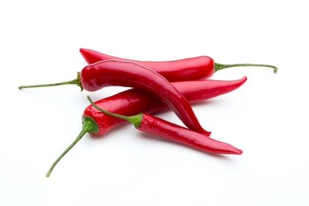 Peperoncino rosso isolato su un bianco