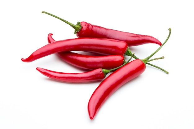 Peperoncino rosso isolato su un bianco