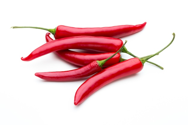 Peperoncino rosso isolato su un bianco