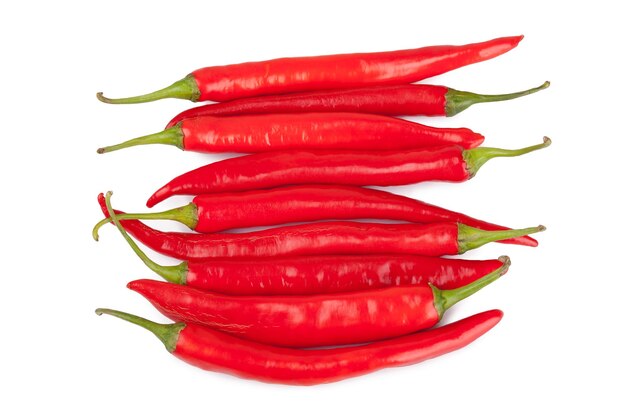 Peperoncino rosso o peperoncino di Cayenna isolato su sfondo bianco