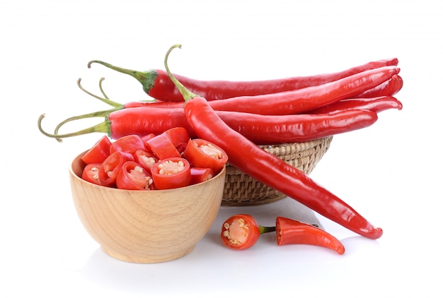 Peperoncino rosso rosso sulla superficie bianca