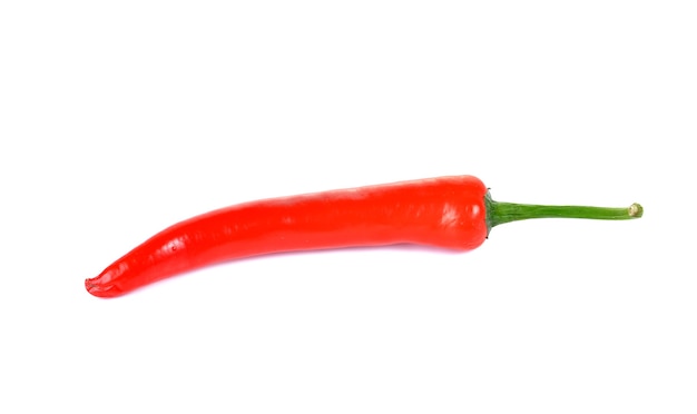 Peperoncino rosso rovente isolato su un bianco