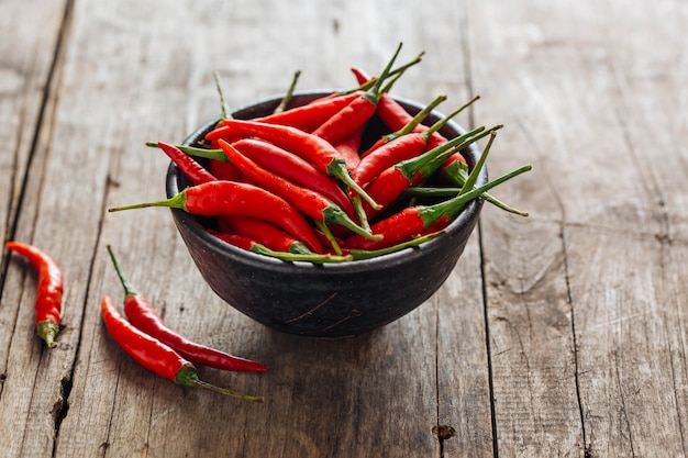 peperoncino rosso su fondo in legno