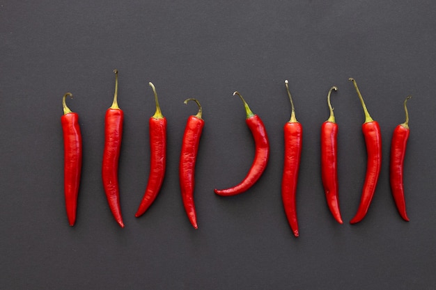 peperoncino rosso su sfondo nero