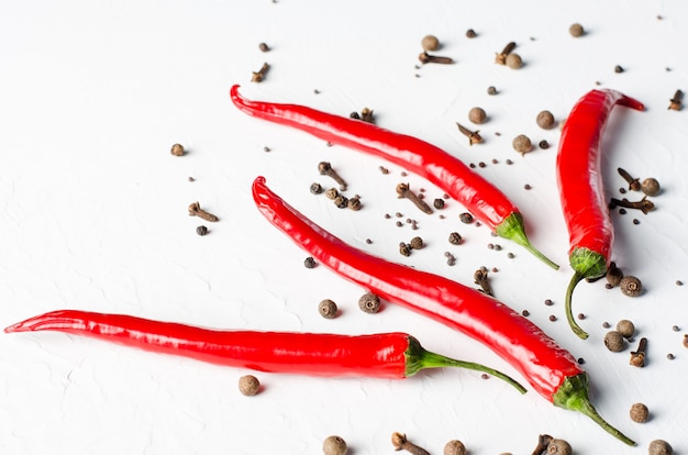 Peperoncino su sfondo bianco