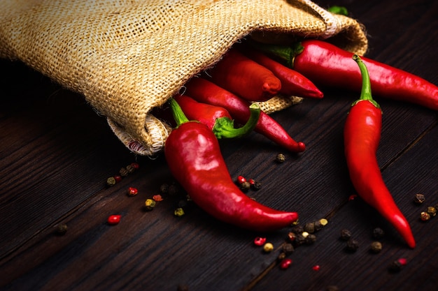 Peperoncino su un tavolo di legno