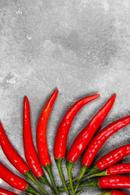 Peperoncino su uno sfondo grigio. Vista dall'alto, copia spazio. Sfondo di cibo