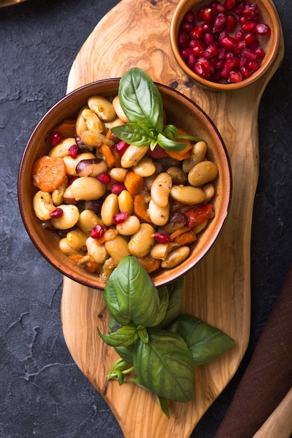 Peperoncino vegano con fagioli e verdure.