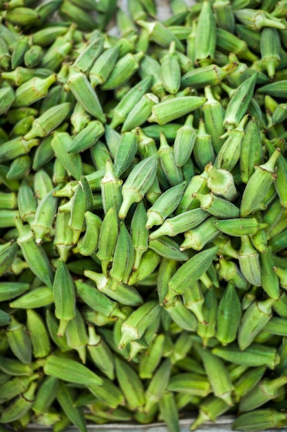 Peperoncino verde caldo su un vassoio Spezie colorate al mercato locale