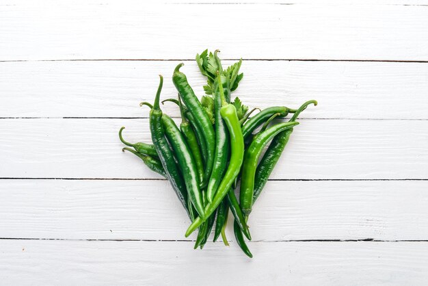 Peperoncino verde fresco su fondo di legno bianco Vista dall'alto Spazio libero per il testo