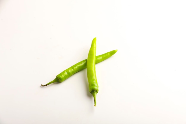 Peperoncino verde fresco su sfondo bianco