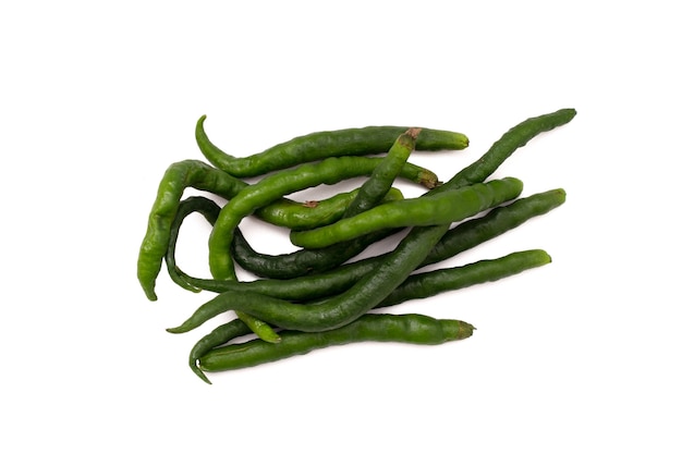 peperoncino verde isolato su sfondo bianco