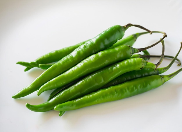 peperoncino verde su sfondo bianco