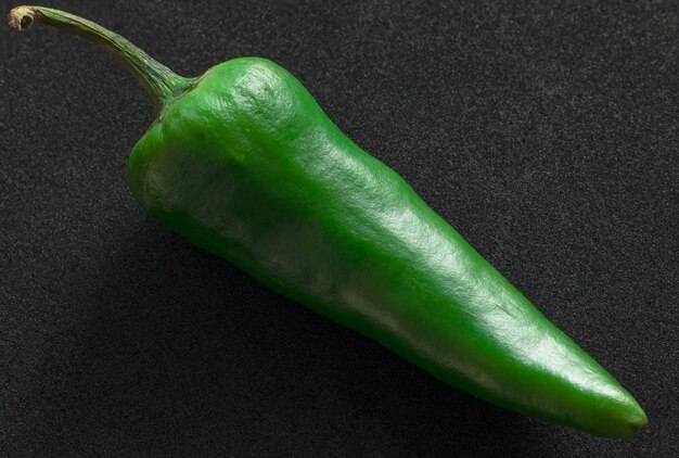 Peperoncino verde su sfondo nero peperoni verdi Macro shot Peperoncino verde isolato su sfondo nero