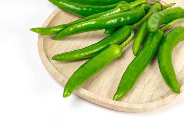 Peperoncino verde sul piatto di legno, isolato su sfondo bianco